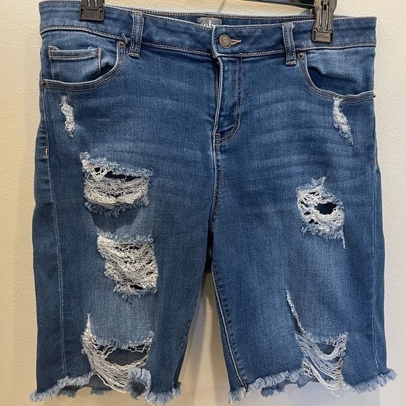Soho New York & Company Distressed Bermuda jeans shorts size 12 - Picture 2 of 5
